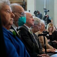 Des survivants de la Shoah assistant à la cérémonie annuelle des Journées du souvenir organisée par le Musée américain du mémorial de la Shoah au Capitole, à Washington, le 23 avril 2025. (Crédit : Anna Moneymaker/Getty Images via JTA)