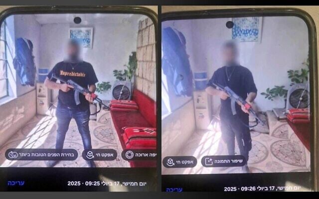 Des photos de deux Druzes israéliens tenant une Kalachnikov, sur un téléphone après leur arrestation alors qu'ils tentaient vraisemblablement de faire passer l'arme en Israël depuis la Syrie, sur des photos publiées le 31 juillet 2025. (Crédit : Police israélienne) Des photos de deux Druzes israéliens tenant une Kalachnikov, sur un téléphone après leur arrestation alors qu'ils tentaient vraisemblablement de faire passer l'arme en Israël depuis la Syrie, sur des photos publiées le 31 juillet 2025. (Crédit : Police israélienne)
