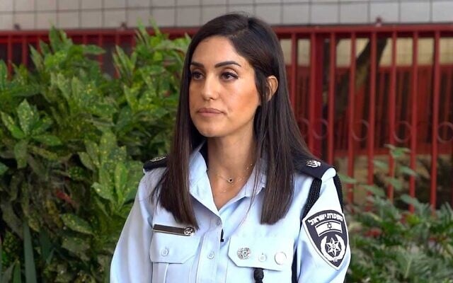 La commissaire Rinat Saban s'exprimant sur des questions policières, dans une vidéo diffusée fin 2021. (Crédit : Police israélienne) La commissaire Rinat Saban s'exprimant sur des questions policières, dans une vidéo diffusée fin 2021. (Crédit : Police israélienne)