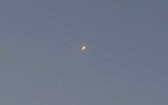 Illustration : Un missile intercepteur Arrow lancé pour abattre un missile balistique houthi tiré depuis le Yémen, au petit matin du 10 juillet 2025. (Crédit : Capture d'écran/X)