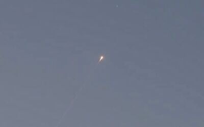 Illustration : Un missile intercepteur Arrow lancé pour abattre un missile balistique houthi tiré depuis le Yémen, au petit matin du 10 juillet 2025. (Crédit : Capture d'écran/X)