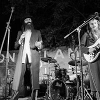 Le duo hassidique Zusha en concert en 2019. (Crédit : Wikimedia Commons via JTA)