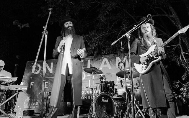 Le duo hassidique Zusha en concert en 2019. (Crédit : Wikimedia Commons via JTA)