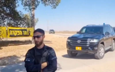 Un convoi transportant le Premier ministre Benjamin Netanyahu arrive au kibboutz Nir Oz le 3 juillet 2025, marquant sa première visite dans la communauté depuis l'attaque terroriste menée par le Hamas le 7 octobre 2023. (Capture d'écran X)