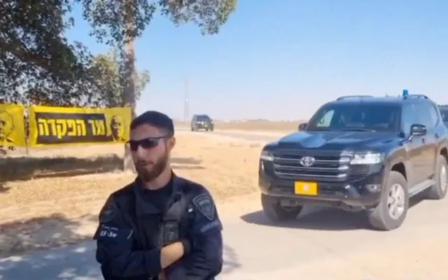 Un convoi transportant le Premier ministre Benjamin Netanyahu arrive au kibboutz Nir Oz le 3 juillet 2025, marquant sa première visite dans la communauté depuis l'attaque terroriste menée par le Hamas le 7 octobre 2023. (Capture d'écran X)