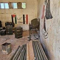 Des armes trouvées par les soldats israéliens dans le sud de la Syrie, une photo de Tsahal diffusée le 13 juillet 2025. (Crédit : Armée israélienne)
