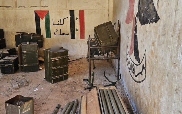 Des armes trouvées par les soldats israéliens dans le sud de la Syrie, une photo de Tsahal diffusée le 13 juillet 2025. (Crédit : Armée israélienne)