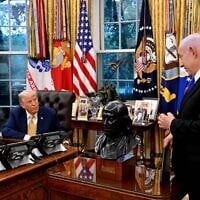 Le président américain Donald Trump, à gauche, rencontre le Premier ministre Benjamin Netanyahu à la Maison Blanche, le 8 juillet 2025. (Crédit : Avi Ohayon/GPO)