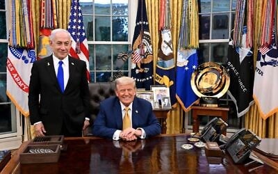 Le président américain Donald Trump et le Premier ministre Benjamin Netanyahu, dans le Bureau ovale, à la Maison Blanche, le 8 juillet 2025. (Crédit : Avi Ohayon/GPO)