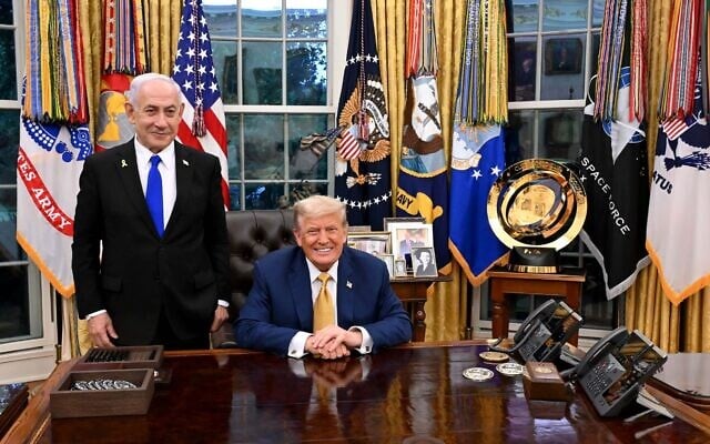 Le président américain Donald Trump et le Premier ministre Benjamin Netanyahu, dans le Bureau ovale, à la Maison Blanche, le 8 juillet 2025. (Crédit : Avi Ohayon/GPO)