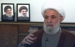 Le chef du Hezbollah, Naïm Qassem, s'exprimant dans une interview accordée à la chaîne d'information al-Mayadeen et diffusée le 8 juillet 2025. (Crédit : Capture d'écran/X)