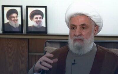 Le chef du Hezbollah, Naïm Qassem, s'exprimant dans une interview accordée à la chaîne d'information al-Mayadeen et diffusée le 8 juillet 2025. (Crédit : Capture d'écran/X)