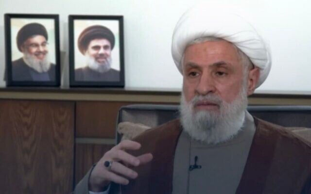 Le chef du Hezbollah, Naïm Qassem, s'exprimant dans une interview accordée à la chaîne d'information al-Mayadeen et diffusée le 8 juillet 2025. (Crédit : Capture d'écran/X)