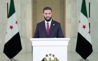 Le président par intérim syrien Ahmad al-Sharaa s'exprimant dans une déclaration télévisée le 19 juillet 2025. (Crédit : Capture d'écran/X)