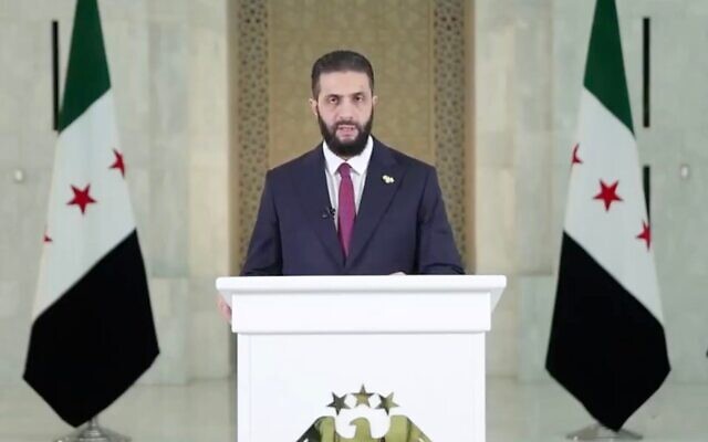 Le président par intérim syrien Ahmad al-Sharaa s'exprimant dans une déclaration télévisée le 19 juillet 2025. (Crédit : Capture d'écran/X) Le président par intérim syrien Ahmad al-Sharaa s'exprimant dans une déclaration télévisée le 19 juillet 2025. (Crédit : Capture d'écran/X)