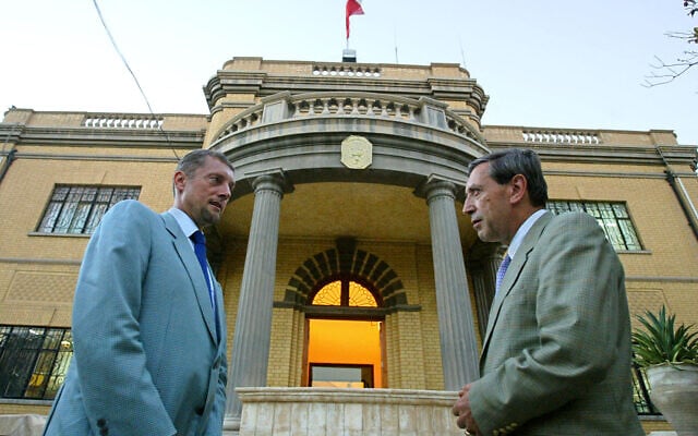 L'ambassadeur de France en Irak, Bernard Bajolet, s'entretient avec l'envoyé Hubert Colin de Verdière, à l'ambassade de France à Bagdad, le 30 août 2004. (Crédit : KARIM SAHIB / AFP)