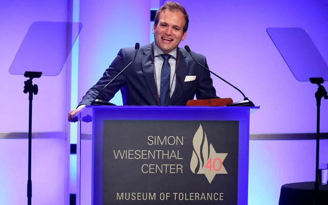 Le révérend Johnnie Moore s'exprime sur scène lors du dîner d'hommage national 2017 du Centre Simon Wiesenthal à l'hôtel Beverly Hilton de Beverly Hills, en Californie, le 5 avril 2017. (Crédit : Frederick M. Brown/Getty Images/AFP)