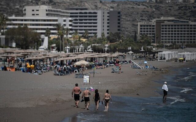 Des touristes, sur la plage devant des hôtels sur l'île égéenne de Rhodes, en Grèce, le 29 août 2020. (Crédit : Louisa Gouliamaki/AFP)