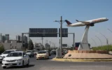 Une maquette d'avion sur un rond-point près de l'aéroport d'Erbil, dans la capitale de la région autonome du nord du Kurdistan irakien, le 15 avril 2021. (Crédit : Safin Hamid/AFP)