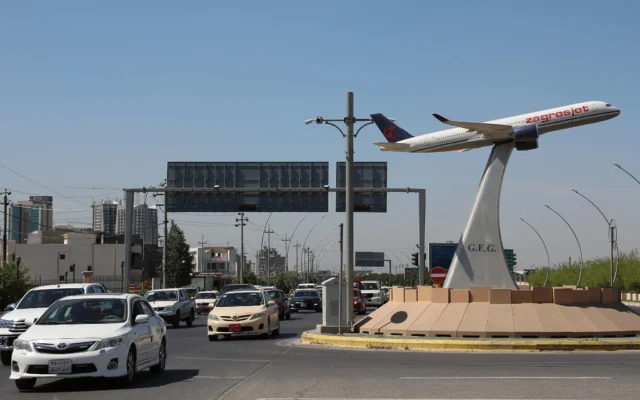 Une maquette d'avion sur un rond-point près de l'aéroport d'Erbil, dans la capitale de la région autonome du nord du Kurdistan irakien, le 15 avril 2021. (Crédit : Safin Hamid / AFP) Une maquette d'avion sur un rond-point près de l'aéroport d'Erbil, dans la capitale de la région autonome du nord du Kurdistan irakien, le 15 avril 2021. (Crédit : Safin Hamid / AFP)