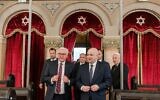 Le député roumain Silviu Vexler (à droite) se tient à côté du président allemand Frank-Walter Steinmeier au Temple du Corail à Bucarest, en Roumanie, le 4 mai 2022. (Crédit : Andrei Pungovschi/AFP)