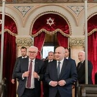 Le député roumain Silviu Vexler (à droite) se tient à côté du président allemand Frank-Walter Steinmeier au Temple du Corail à Bucarest, en Roumanie, le 4 mai 2022. (Crédit : Andrei Pungovschi/AFP)