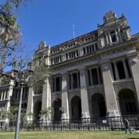 Vue du bâtiment de la Cour suprême à Buenos Aires, le 15 mai 2022. (Crédit : Luis ROBAYO/AFP)