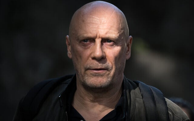 Alain Soral, à la sortie du tribunal de Lausanne (Suisse), le 27 septembre 2023. (Crédit : FABRICE COFFRINI / AFP)
