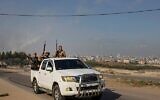Des terroristes du Hamas se dirigeant vers le passage d'Erez, entre Israël et le nord de la bande de Gaza, lors de l'assaut sanglant et barbare du groupe terroriste palestinien le 7 octobre 2023. (Crédit : Mohammed Abed/AFP)
