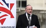 Le grand rabbin de Grande-Bretagne, Ephraïm Mirvis, s'adressant à la foule lors d'une « veillée pour Israël », devant l'entrée de Downing Street, à Londres, le 9 octobre 2023. (Crédit : Henry Nicholls/AFP)
