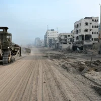 Un bulldozer de Tsahal, au milieu de batailles en cours entre Israël et le Hamas, lors d'une opération militaire dans le nord de la bande de Gaza, le 22 novembre 2023. (Crédit : Ahikam SERI / AFP)