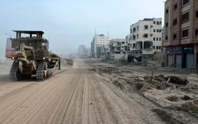 Un bulldozer de Tsahal, au milieu de batailles en cours entre Israël et le Hamas, lors d'une opération militaire dans le nord de la bande de Gaza, le 22 novembre 2023. (Crédit : Ahikam SERI / AFP)