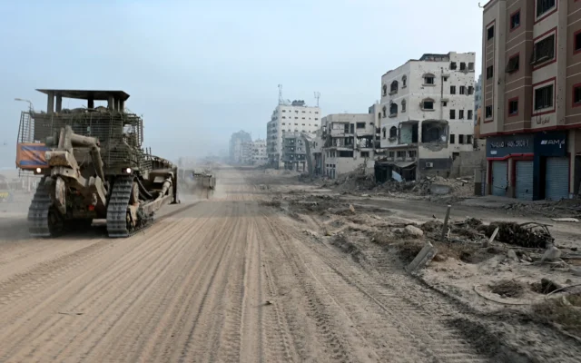 Un bulldozer de Tsahal, au milieu de batailles en cours entre Israël et le Hamas, lors d'une opération militaire dans le nord de la bande de Gaza, le 22 novembre 2023. (Crédit : Ahikam SERI / AFP)