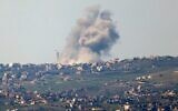 Illustration : Des panaches de fumée s'élevant au-dessus du village libanais de Bint Jbeil, sur une photo prise depuis Israël, le long de la frontière avec le sud du Liban lors des frappes aériennes israéliennes, le 28 février 2024. (Crédit : Jalaa Marey/AFP)