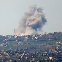 Illustration : Des panaches de fumée s'élevant au-dessus du village libanais de Bint Jbeil, sur une photo prise depuis Israël, le long de la frontière avec le sud du Liban lors des frappes aériennes israéliennes, le 28 février 2024. (Crédit : Jalaa Marey/AFP)