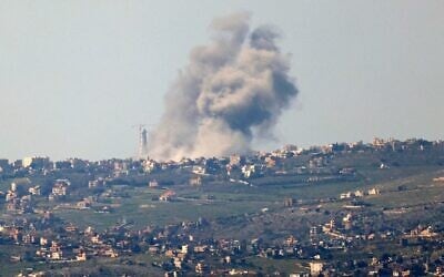 Illustration : Des panaches de fumée s'élevant au-dessus du village libanais de Bint Jbeil, sur une photo prise depuis Israël, le long de la frontière avec le sud du Liban lors des frappes aériennes israéliennes, le 28 février 2024. (Crédit : Jalaa Marey/AFP)