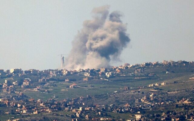 Illustration : Des panaches de fumée s'élevant au-dessus du village libanais de Bint Jbeil, sur une photo prise depuis Israël, le long de la frontière avec le sud du Liban lors des frappes aériennes israéliennes, le 28 février 2024. (Crédit : Jalaa Marey/AFP) Illustration : Des panaches de fumée s'élevant au-dessus du village libanais de Bint Jbeil, sur une photo prise depuis Israël, le long de la frontière avec le sud du Liban lors des frappes aériennes israéliennes, le 28 février 2024. (Crédit : Jalaa Marey/AFP)
