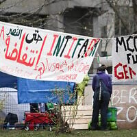 Des étudiants et des militants pro-palestiniens et anti-Israël protestent sur le campus de l'Université McGill, à Montréal (Canada), le 29 avril 2024. (Crédit : Graham Hughes / AFP)