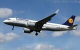 Un Airbus-A320-271N de la Lufthansa atterrit à l'aéroport d'Heathrow, dans l'ouest de Londres, le 29 avril 2024. (Crédit : Adrian DENNIS / AFP)