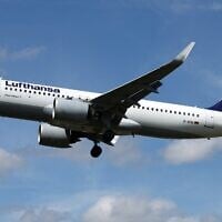 Un Airbus-A320-271N de la Lufthansa atterrit à l'aéroport d'Heathrow, dans l'ouest de Londres, le 29 avril 2024. (Crédit : Adrian DENNIS / AFP)