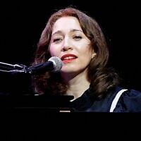 Regina Spektor en concert lors du festival « The Future of Everything » organisé par le Wall Street Journal, au Spring Studios, à New York, le 21 mai 2024. (Crédit : Dominik Bindl/Getty Images/AFP)