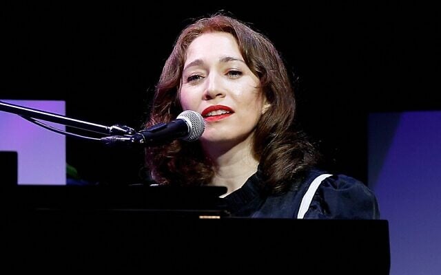 Regina Spektor en concert lors du festival « The Future of Everything » organisé par le Wall Street Journal, au Spring Studios, à New York, le 21 mai 2024. (Crédit : Dominik Bindl/Getty Images/AFP) Regina Spektor en concert lors du festival « The Future of Everything » organisé par le Wall Street Journal, au Spring Studios, à New York, le 21 mai 2024. (Crédit : Dominik Bindl/Getty Images/AFP)