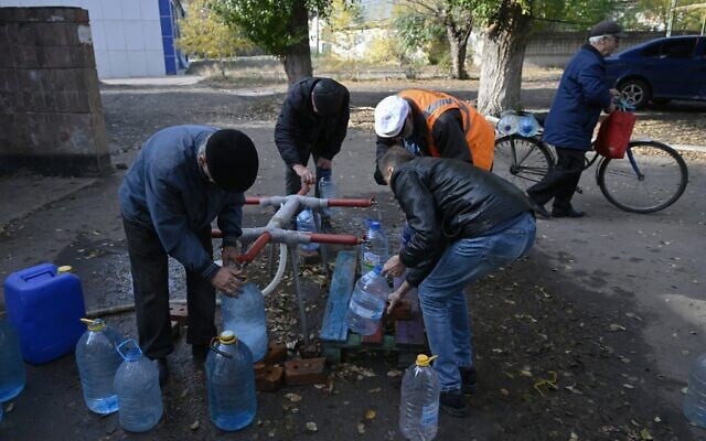 Des habitants collectent de l'eau potable dans une station de la ville de Pokrovsk, dans la région de Donetsk, dans l'est de l'Ukraine, le 29 octobre 2024, au milieu de l'invasion russe de l'Ukraine. (Crédit : Genya Savilov/AFP)