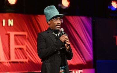 Billy Porter présentant Elton John lors du dîner « A Year in TIME » 2024, au Current at Chelsea Piers, à New York, le 11 décembre 2024. (Crédit : Noam Galai/Getty Images North America/Getty Images via AFP)