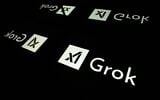 Cette photographie montre des écrans affichant le logo de Grok, un chatbot d’intelligence artificielle générative développé par la société américaine xAI, à Toulouse, dans le sud de la France, le 15 janvier 2025. (Crédit : Lionel BONAVENTURE/AFP)