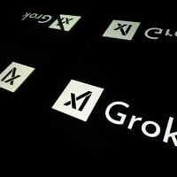 Cette photographie montre des écrans affichant le logo de Grok, un chatbot d’intelligence artificielle générative développé par la société américaine xAI, à Toulouse, dans le sud de la France, le 15 janvier 2025. (Crédit : Lionel BONAVENTURE/AFP)