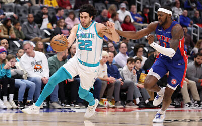 DÉTROIT, MICHIGAN - 3 JANVIER : Vasilije Micic, n° 22, des Charlotte Hornets, affronte les Detroit Pistons à la Little Caesars Arena, le 3 janvier 2025 à Détroit, Michigan. (Photo : Gregory Shamus / GETTY IMAGES NORTH AMERICA / Getty Images via AFP)