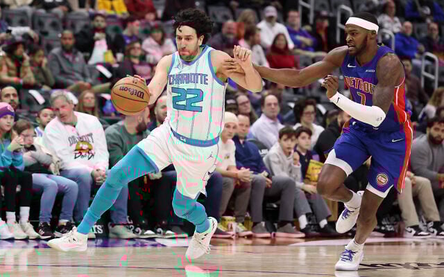 DÉTROIT, MICHIGAN - 3 JANVIER : Vasilije Micic, n° 22, des Charlotte Hornets, affronte les Detroit Pistons à la Little Caesars Arena, le 3 janvier 2025 à Détroit, Michigan. (Photo : Gregory Shamus / GETTY IMAGES NORTH AMERICA / Getty Images via AFP)
