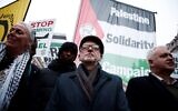 Jeremy Corbyn, au centre, participe à une marche anti-israélienne dans le centre de Londres, le 15 février 2025, organisée par la Campagne de solidarité avec la Palestine. (Crédit : Benjamin Cremel/AFP)