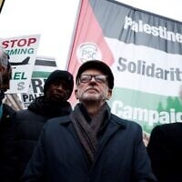 Jeremy Corbyn, au centre, participe à une marche anti-israélienne dans le centre de Londres, le 15 février 2025, organisée par la Campagne de solidarité avec la Palestine. (Crédit : Benjamin Cremel/AFP)